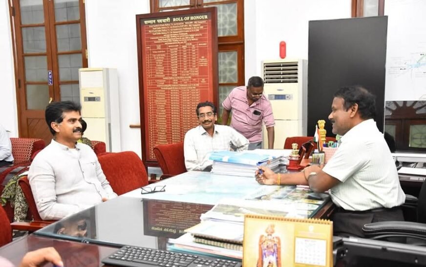 திருச்சி பாராளுமன்ற தொகுதி உறுப்பினர் துரை வைகோ ரயில்வே கோட்ட மேலாளர் உடன் சந்திப்பு
