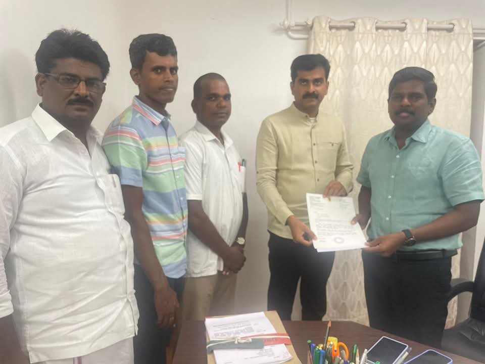 தொகுதி மக்களின் தேவைகளுக்காக மாவட்ட கலெக்டர் உடன் உரையாடிய பாராளுமன்ற உறுப்பினர்
