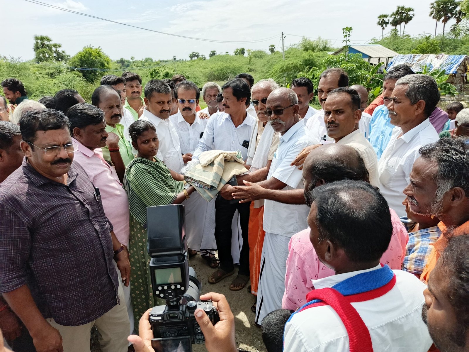 திருச்சி மாவட்டம் கீழரசூர் ஊராட்சி தென்னரசூர் பகுதியில் வீட்டுக்குள் தண்ணீர் புகுந்து மக்கள் அவதி