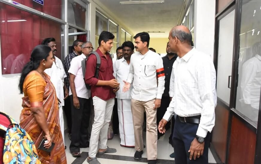 வேலைவாய்ப்பு மற்றும் தொழில்நெறி வழிகாட்டுதல் மையத்தில் மாணவ மாணவிகளோடு உரையாடிய துரை வைகோ MP