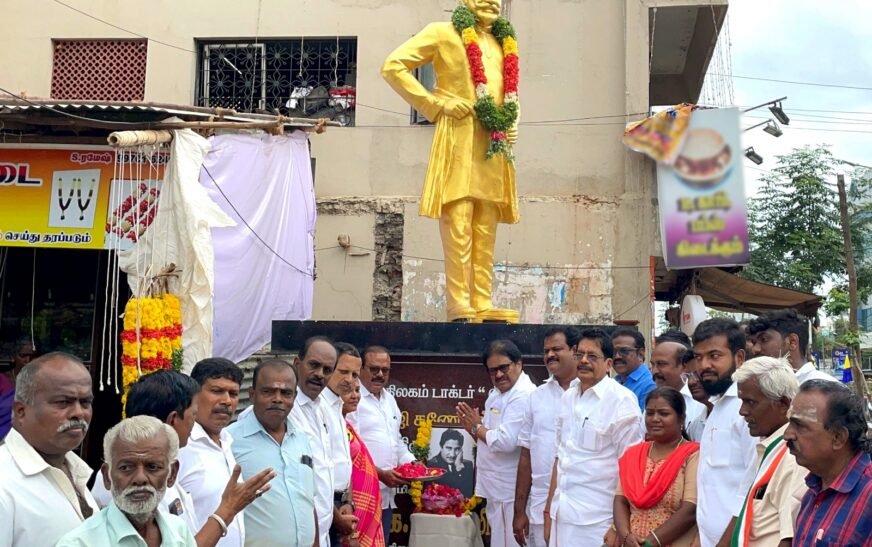 நடிகர் திலகம் சிவாஜி கணேசன் அவர்களின் திருவுருவ சிலைக்கு முன்னாள் பாராளுமன்ற உறுப்பினர் மாண்புமிகு சு. திருநாவுக்கரசர் அவர்கள் மரியாதை செலுத்தினார்