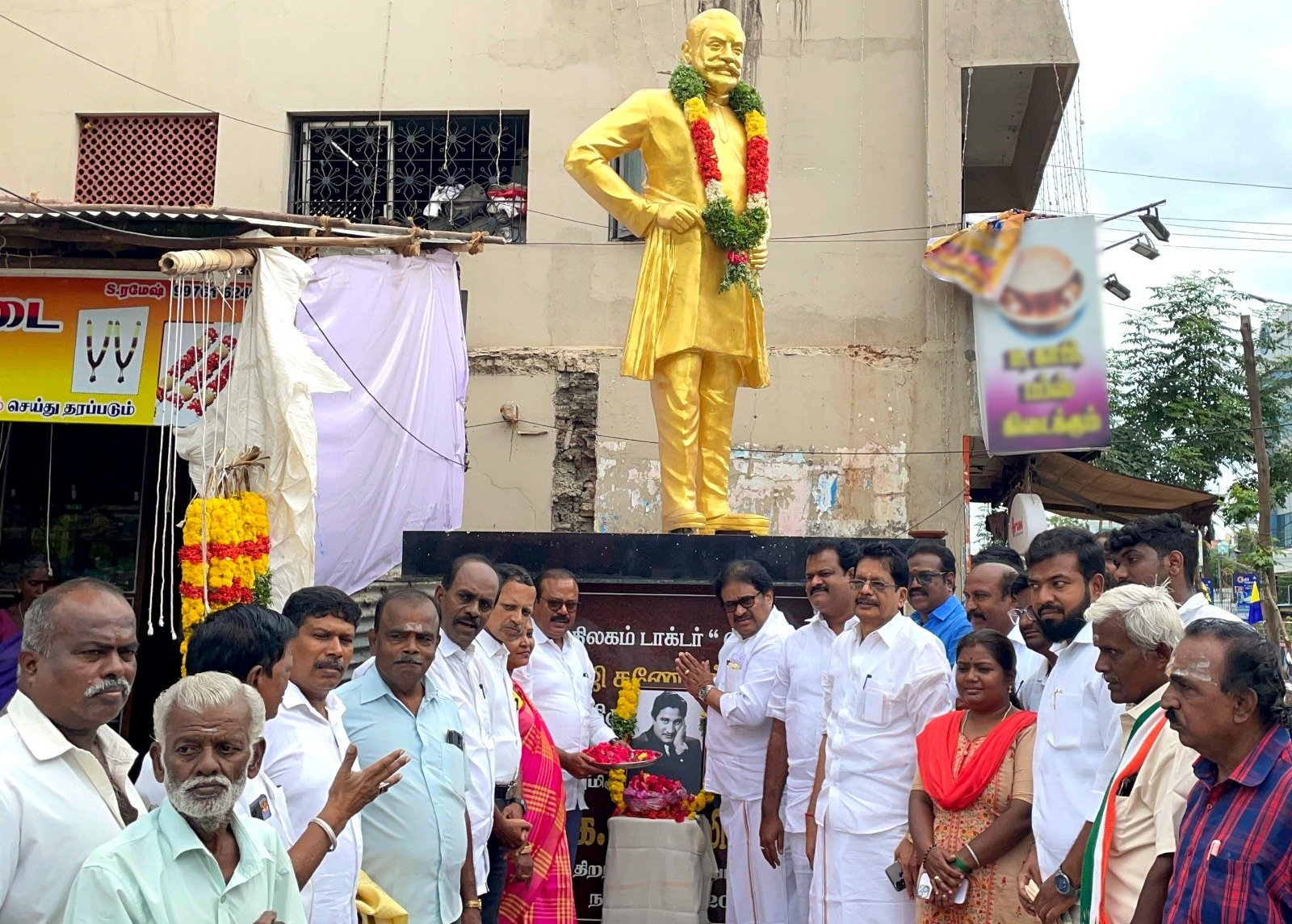 நடிகர் திலகம் சிவாஜி கணேசன் அவர்களின் திருவுருவ  சிலைக்கு முன்னாள் பாராளுமன்ற உறுப்பினர் மாண்புமிகு சு. திருநாவுக்கரசர் அவர்கள் மரியாதை செலுத்தினார்