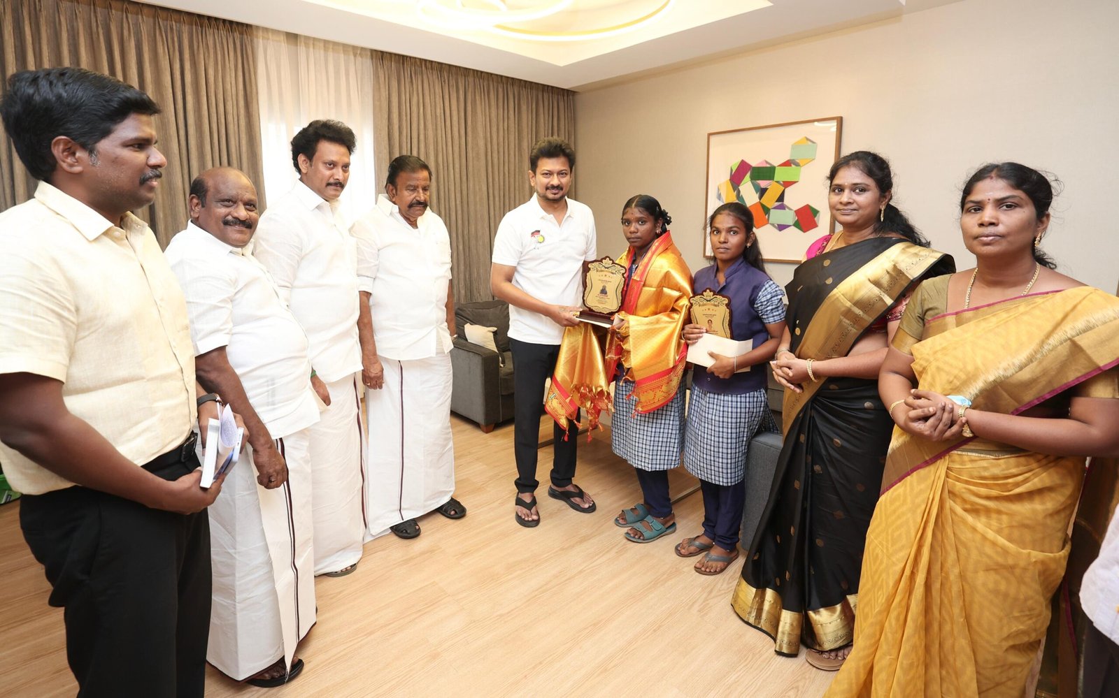 பொதுத்தேர்வு நேரத்தில் தந்தையை இறந்த துக்கத்திலும் தேர்வு எழுதி வெற்றி பெற்ற மாணவிகளை பாராட்டிய துணை முதல்வர்