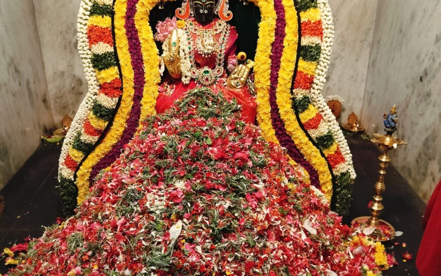 திருச்சி திருவானைக்காவல் பெரியார் நகர் மேல்மருவத்தூர் ஆதிபராசக்தி அம்மனுக்கு பூச்சொரிதல் விழா