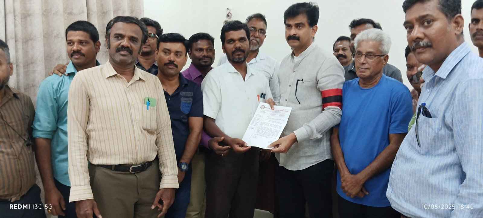 குடியிருப்பு வாசிகளின் குறைகளை கேட்டு அறிந்த திருச்சி பாராளுமன்ற உறுப்பினர்