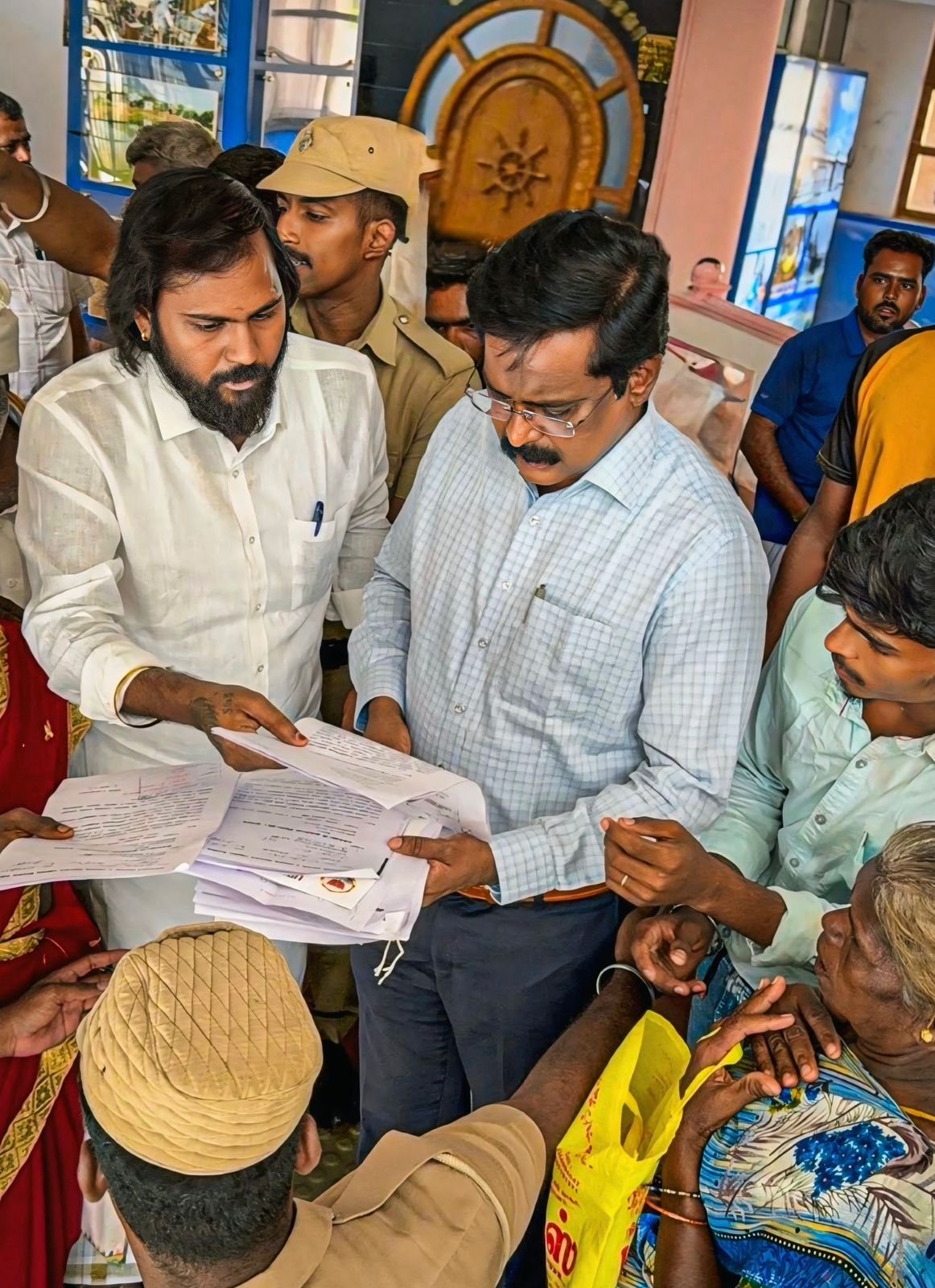 சாதி சான்றிதழ் இல்லாமல் கல்வி தடை பட்ட மாணவர் – கை கொடுத்து உதவிய பாஜக பிரமுகர்