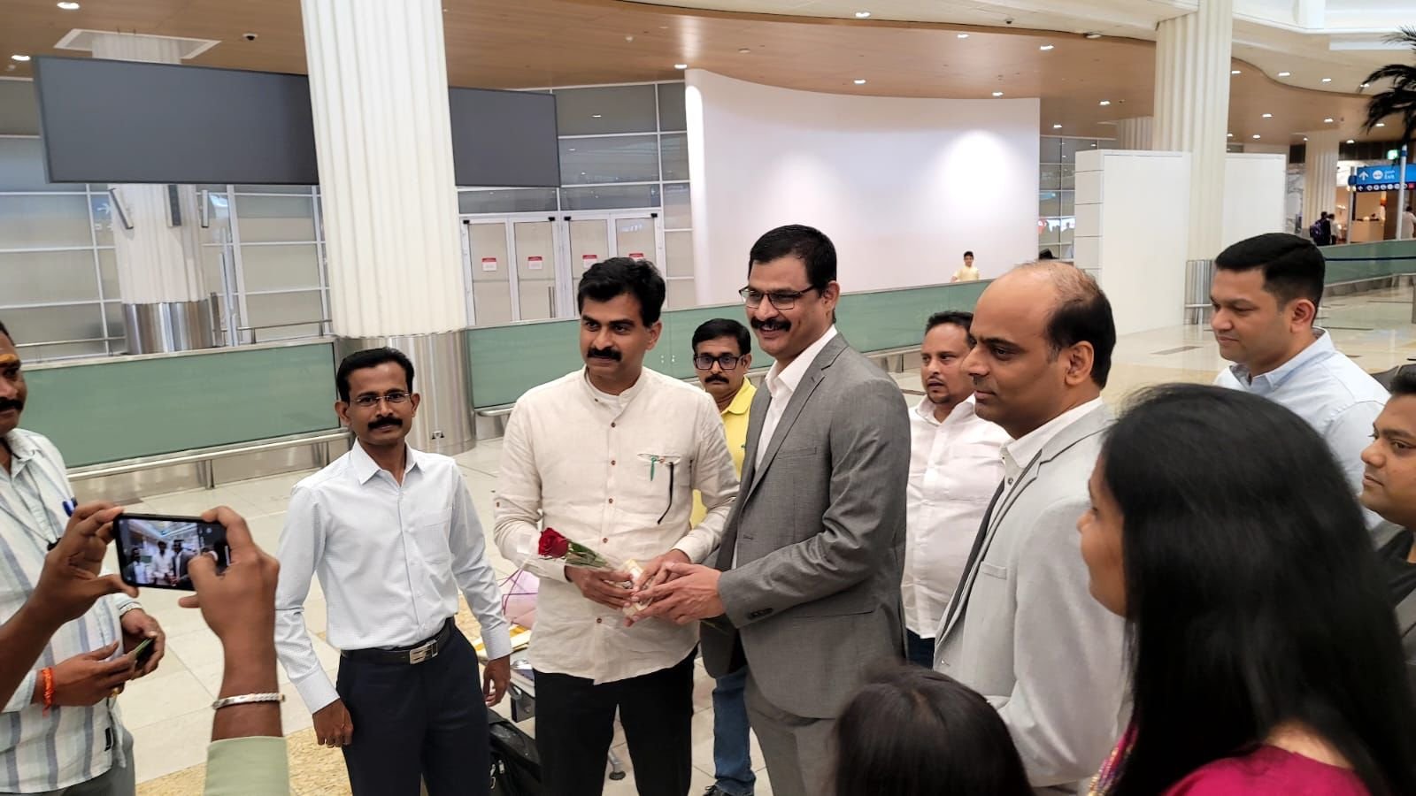 சாதி சான்றிதழ் இல்லாமல் கல்வி தடை பட்ட மாணவர் – கை கொடுத்து உதவிய பாஜக பிரமுகர்