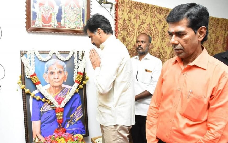 கட்சி நிர்வாகி தாயார் மரணம் நேரில் சென்று அஞ்சலி செலுத்திய துரை வைகோ mp