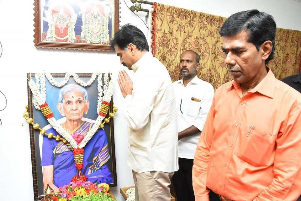 கட்சி நிர்வாகி தாயார் மரணம் நேரில் சென்று அஞ்சலி செலுத்திய துரை வைகோ mp