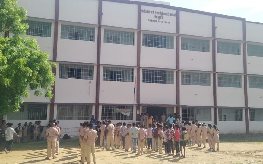 உயர்நிலைப்பள்ளியாக எப்போது தரம் உயர்த்தப்படும் – பள்ளிக்கல்வித்துறைக்கும் தமிழக அரசுக்கும் பெற்றோர் கேள்வி.
