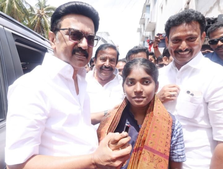 மாணவிக்கு பேனா வழங்கி வாழ்த்துக் கூறிய முதலமைச்சர்