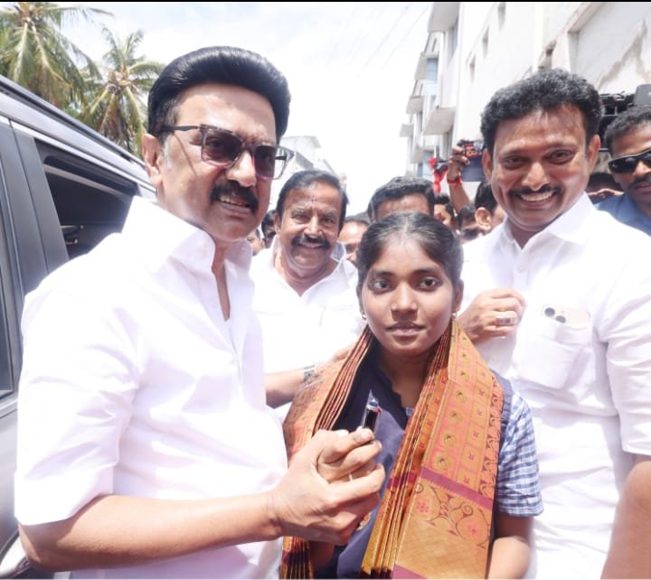மாணவிக்கு பேனா வழங்கி வாழ்த்துக் கூறிய முதலமைச்சர்