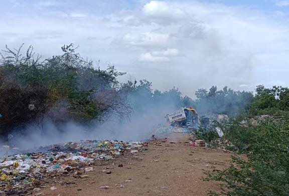 திருச்சி கோரையாற்றில் குப்பைகளை கொட்டி, தீ வைத்து கொளுத்திய நாச்சிக்குறிச்சி ஊராட்சி அலுவலர் மீது நடவடிக்கை எடுக்க கோரிக்கை..