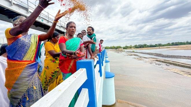 முக்கொம்பை வந்தடைந்த காவிரி நீர் பூத்தூவி ஆராதனை செய்து வழிபட்ட விவசாயிகள்