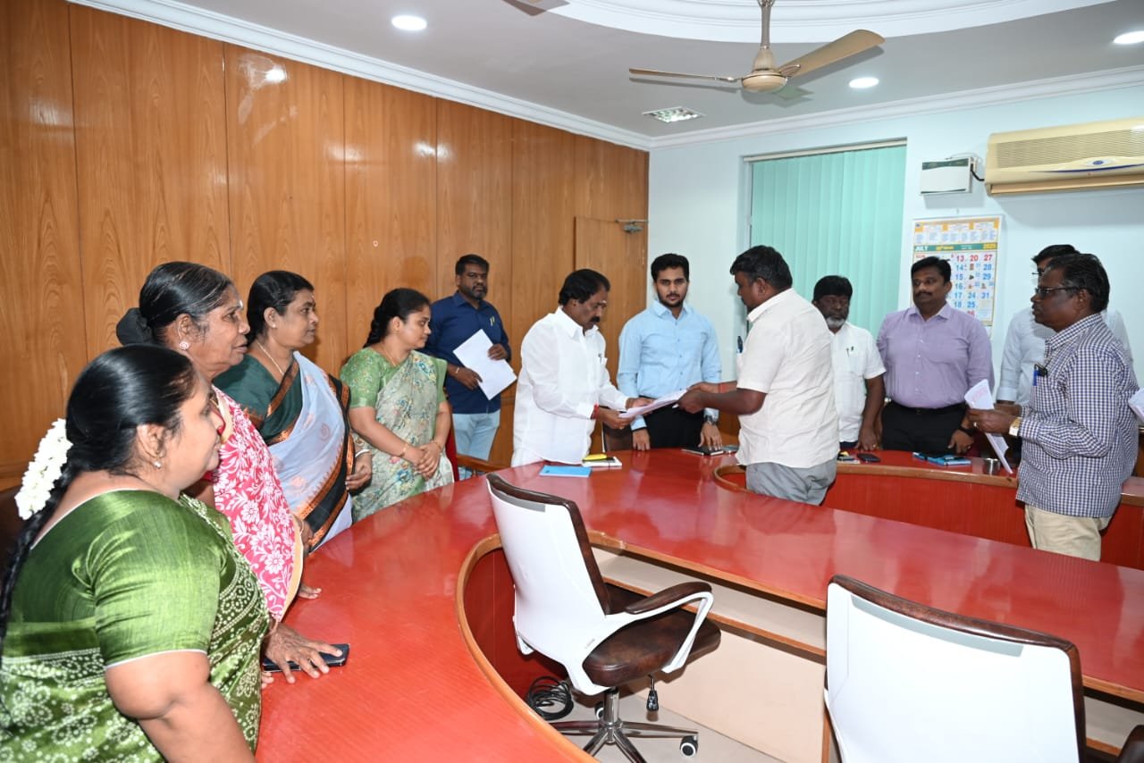 திருச்சி மாநகராட்சி அலுவலகத்தில் மக்கள் குறை தீர்ப்பு கூட்டம் – மேயர் அன்பழகன் பொதுமக்களிடம் மனுக்களை பெற்றார்
