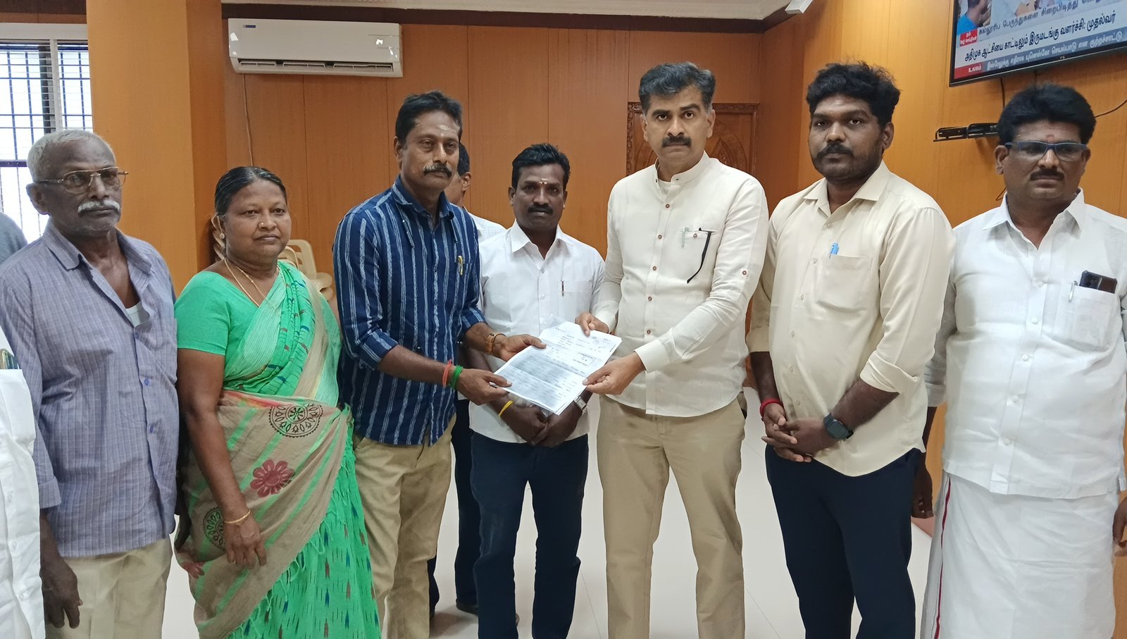 4 மணி நேரத்திற்கும் மேலாக உணவு உட்கொள்ளாமல் மக்கள் பணியில் மூழ்கிய துரை வைகோ mp