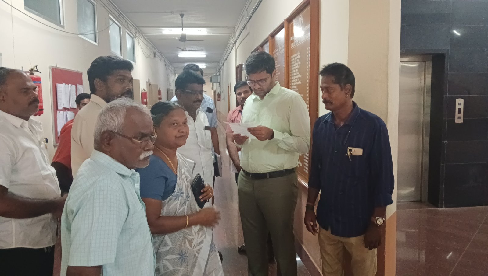 குடியிருப்பு பகுதியில் டாஸ்மாக் – வீடுகளை சூழ்ந்து நிற்கும் சாக்கடை துரை வைகோ எம்பி கவனத்திற்கு கொண்டு சென்ற மக்கள்