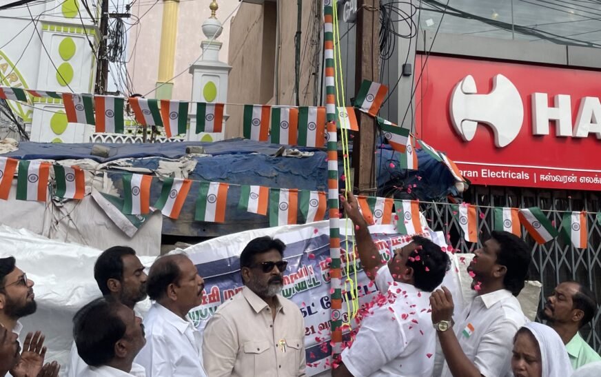 79 வது சுதந்திர தினம் தேசியக்கொடி ஏற்றி மரியாதை செய்த திருச்சி மாநகர் மாவட்ட காங்கிரஸ் கமிட்டியின் மாவட்ட தலைவர் மாமன்ற உறுப்பினர் திரு. எல். ரெக்ஸ்