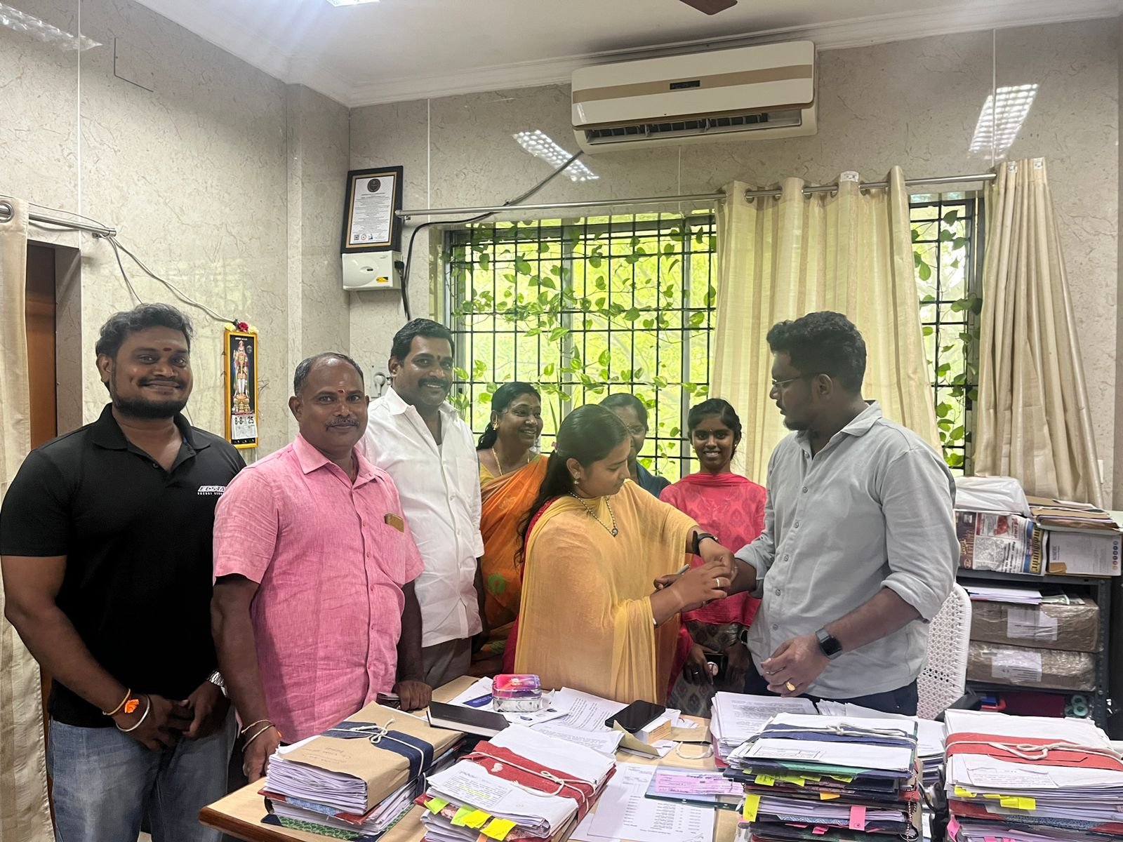 மாவட்ட துணை ஆட்சியருடன் ரக்ஷா பந்தன் கொண்டாடிய விஹச் பி நிர்வாகிகள்