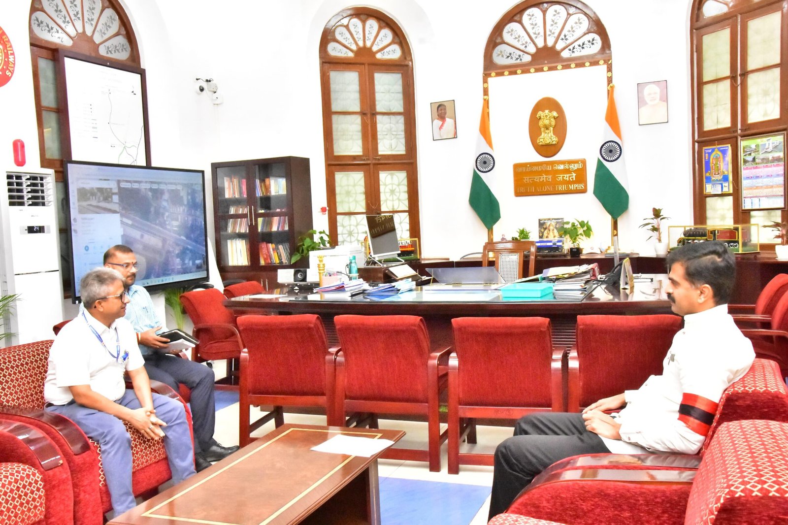 திருச்சி இரயில்வே கோட்ட மேலாளராக பொறுப்பேற்றுள்ள திரு. பாலக் ராம் நேகி உடன் துரை வைகோMP சந்திப்பு