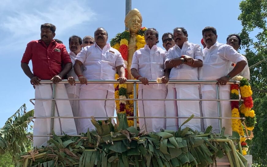 வ.உ.சி பிறந்தநாள் அஇஅதிமுக மாநில அம்மா பேரவை இணை செயலாளர் அரவிந்தன் மாலை அணிவித்து மரியாதை