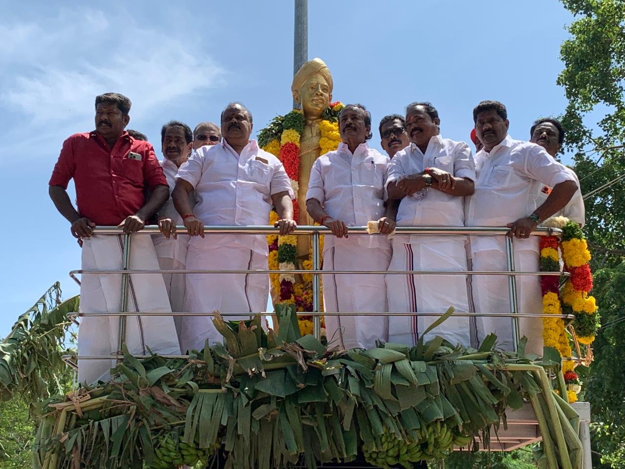 வ.உ.சி பிறந்தநாள் அஇஅதிமுக மாநில அம்மா பேரவை இணை செயலாளர் அரவிந்தன் மாலை அணிவித்து மரியாதை